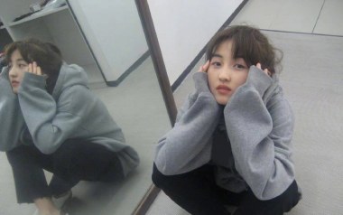 举镜子的女孩吉他谱_封面