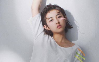 举镜子的女孩吉他谱