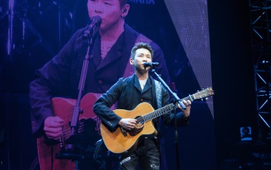 自导自演的悲剧吉他谱_封面