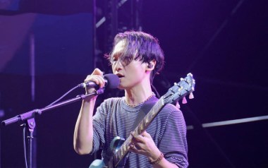 每个眼神都只身荒野吉他谱_封面