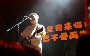 我在太原和谁一起假装悲伤吉他谱_封面